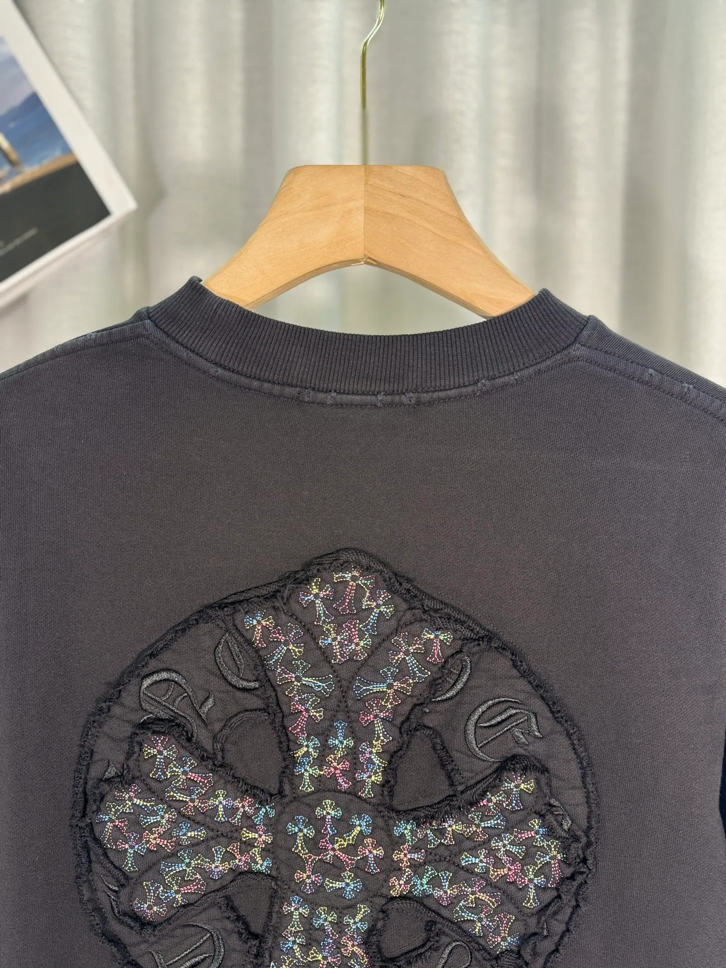 P270 top version, real shot without P, ​​different from market currency) 𝗖𝗵𝗿𝗼𝗺𝗲 𝗛𝗲𝗮𝗿𝘁𝘀/Cro Xin 2025 Bi Wen Dyed and Worn Autumn and Winter New Original Single Counter American Laser Burnt Bi Wen Dyed and Worn Couple Casual Sweater 👑The highest version! Customized fabric 430g tripe terry fabric! American acid washed distressed original denim with burnt flowers ✟appliqué embroidery and exquisite embroidery of letters! The best-selling model in the counter, very comfortable to wear. Accessories: original molded and authenticated collar label➕100% silk wash label. Genuine purchase-grade original hangtag➕matching hanging rope➕3D hanging beads➕original packaging bag. Craftsmanship: The original version has consistent wiring! The highest version of the armhole matching technique! Color: White Black Size: S M L XL Style No.: 9327